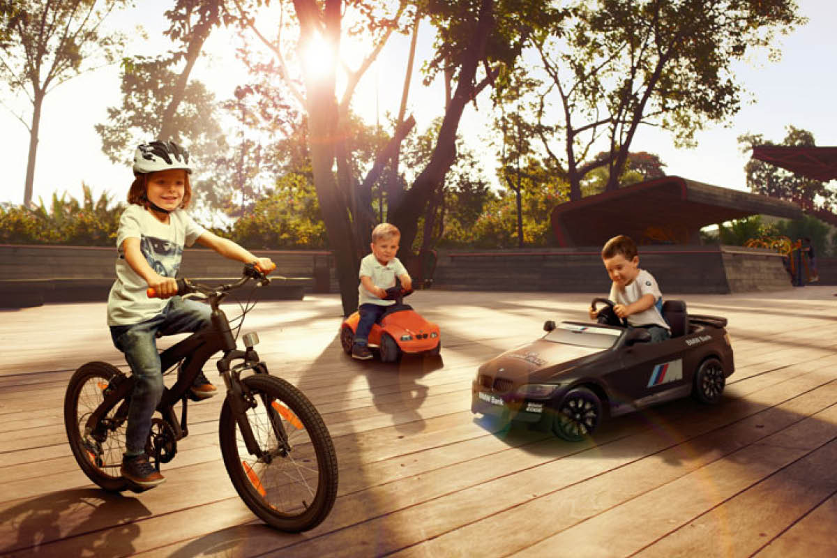 Kinder spielen Go-Kard